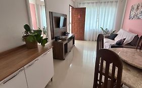 Ape 101 5 Min Praia Abrico Rio Das Ostras 2 Quartos 4 Pessoas Com Area Externa Com Churrasqueira E Rede